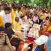 प्रभारी मंत्री ने अग्निकांड पीड़ितों से मुलाकात कर प्रदान की आर्थिक सहायता