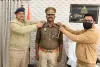 एसपी ने दो उपनिरीक्षको के पदोन्नति पर बैज लगाकर दिया बधाई