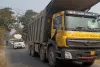 तेज रफ्तार चल रहे डंपर बड़े हादसे को दे रहे दावत