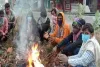 कई चौराहों पर नहीं की गई अलाव की व्यवस्था कपकपाती ठंड से लोग ठिठुर रहे