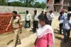 जिलाधिकारी ने थाना महराजगंज के निर्माणाधीन पुलिस चौकी चन्दापुर का किया औचक निरीक्षण