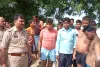 पुलिस ने यमुना में बह कर आ रहे दो लोगों की बचाई जान 