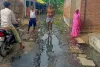 सड़कों पर लगे कीचड़ के अंबार, बजबजा रही नालियाँ, फैल रही संक्रामक बीमारियां 