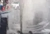 पाइप लाइन फटने के कारण सड़क पर बह रहा गंदा पानी