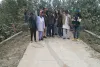 कुशीनगर : आ बैल मुझे मार वाली बन गयी आरसीसी सड़क, ग्रामीणों में सुलग रहा आक्रोश