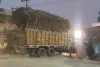 सावधान !ओवर लोड गन्ना भरे ट्रक दे रहे मौत को दावत