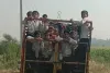 निजी स्कूल ट्रांसपोर्ट से भूसे की तरह भरकर बच्चों की जिंदगी से कर रहे खिलवाड़