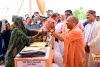 मुख्यमंत्री योगी आदित्यनाथ ने बाढ़ प्रभावितों को किया राहत सामग्री का वितरण एवं सौंपा राहत सहायता चेक