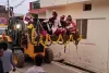 जब दूल्हे को ससुराल पक्ष ने मारा ताना ,तो उनवल से निकली बुलडोजर से बारात