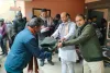 कुशीनगर : नपाध्यक्ष विनय जायसवाल ने ठंड में नपाकर्मियो को ओढ़ाया गरम वस्त्र 