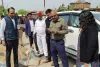 सड़क निर्माण में घटिया सामग्री का प्रयोग देख डीएम ने काम रुकवाया 