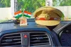 गाड़ियों के डैशबोर्ड पर पुलिस की टोपी रखने का बढ़ता चलन,बना चर्चा का विषय