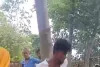 सोशल मीडिया पर फोटो वायरल की ‘सज़ा’ – युवक को खूँटे से बांध झाड़ू-सैंडल से की पिटाई, वीडियो वायरल
