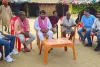मंगलवार को हुए हादसे में मृत हुए परिवार से मिले सपा नेता व कार्यकर्ता