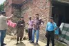 बारिश में मकान गिरने से परेशान परिवार, जाँच को पहुंचे अधिकारी