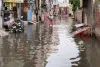 मूसलाधार बारिश होने से सभी सड़क जल भराव लोगों को भारी कठिनाई का सामना करना पड़ा