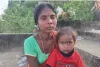बीमारी से जूझ रही महिला, तीन साल की बेटी संग खुले आसमान तले काट रही दिन-रात; लगाई मदद की गुहार