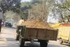 सिकंदराबाद पुलिस चौकी के सामने फर्राटा भर रही मिट्टी की ओवरलोड ट्रालियां