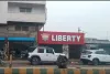 लिबर्टी शोरूम के मैनेजर के खिलाफ गैर-जमानती वारंट जारी, टूटी चप्पल नहीं बदली, तो कोर्ट बोला- गिरफ्तार करके लाओ 