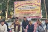 ऑनलाइन हाजिरी को लेकर विरोध जताते ग्राम सेवक 