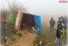 घने कोहरे में श्रद्धालुओं की पिकअप पलटी