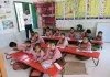 परिषदीय स्कूलों की बदल रही तस्वीर, डेस्क-बेंच तो कहीं कार्पेट पर बैठकर परीक्षा दे रहे छात्र 