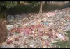 भरसी मोड़ पर सड़क किनारे गड्ढे में गिर रहा कचरा बना खतरा, दुर्गंध से परेशान लोग – जलजनित बीमारियों का बढ़ा जोखिम