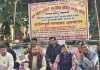 ऑनलाइन हाजिरी को लेकर विरोध जताते ग्राम सेवक 