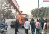 बेकाबू हाइड्रा की टक्कर से ई रिक्शा चालक और सड़क किनारे बैठी दो महिलाएं घायल 