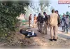 घर से 500 मीटर दूर सड़क किनारे, पुलिया के बगल झाड़ियों में मिला युवक का शव