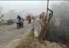 पुल की रेलिंग तोड़ कर नदी में गिरा ट्रक कोहरे में चालक को सड़क पर नहीं दिखा गहरा गड्ढा 