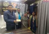 श्रमिक के मौत पर मिला 12 लाख रुपए का चेक