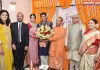 मुख्यमंत्री योगी आदित्यनाथ जी ने नवदंपति को दिया आशीर्वाद,ओडीओपी उत्पाद भेंट कर दी शुभकामनाएं