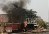 सड़क किनारे खड़े ट्रक में लगी भीषण आग,मची अफरा तफरी 