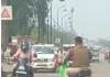 बिना हेलमेट बाइक चलाते दिखे निंबू पार्क पुलिस चौकी के पुलिसकर्मी