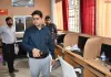 जिलाधिकारी का औचक निरीक्षण : 25 कर्मियों का एक दिन का वेतन कटा, स्पष्टीकरण मांगा