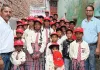 स्कूल के बच्चों में टोपी वितरण चुनार, मीरजापुर। 