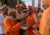 पश्चिम बंगाल में ऐतिहासिक जीत पर भाजपाइयों ने एक दूसरे को मिठाई खिलाकर खुशी मनाई