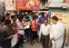  मजदूर दिवस पर तरुण चेतना ने श्रमिकों को किया जागरूक, ग्लूकोज़-डी का वितरण