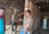 रामपुर बरकोनिया पुलिस की कार्यवाही , न्यायालय के आदेश पर धारा 84 BNSS के तहत दो अभियुक्तों के घर मुनादी कराते हुए नोटिस चस्पा