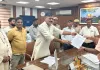 जंगल नाहरछपरा में सरकारी योजनाओं के नाम पर करोड़ों की ठगी का आरोप, डीएम को सौंपा ज्ञापन