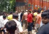 ट्रक की चपेट में आकर स्कूटी सवार दुकानदार की मौत, मुआवजे व उच्चाधिकारियों को बुलाने की मांग को लेकर ग्रामीणों ने किया सड़क जाम
