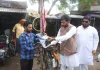 गरीबों की सेवा को बनाया मिशन, बलिया में समाजसेवी रोहित सिंह ने बांटे पंखे