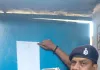 डकैती मामले के फरार अभियुक्त के घर पुलिस ने चिपकाया इश्तिहार