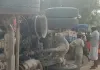 अधूरी सड़क निर्माण के कारण पलटा टिपर, ग्रामीणों ने जताई नाराजगी