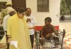 सराहनीय पहल : जिलाधिकारी ने दिव्यांग व्यक्ति को मौके पर ही दिलाई ट्राईसाइकिल