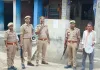 सिद्धार्थनगर : बहुचर्चित संदीप हत्याकांड: फरार तीन आरोपियों के घर पुलिस ने चस्पा किया नोटिस, ढोल बजाकर कराई मुनादी
