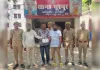 घूरपुर पुलिस ने तीन शातिर अभियुक्तों को दबोचा, अवैध पिस्टल व कार बरामद।