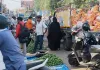 नैनी सब्जी मंडी के सामने सड़क पर आम विक्रेताओं का कब्जा 