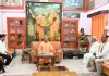 मुख्यमंत्री योगी के समक्ष गूंजी खजनी के विकास की आवाज, राजेन्द्र सेठ ने सौंपा मांगपत्र
